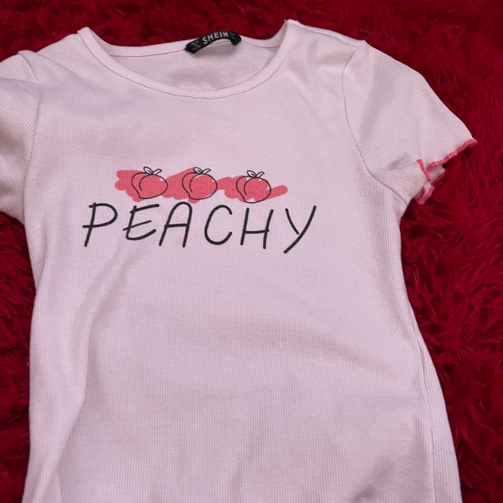 Cute white crop top “peachy” with pink frills